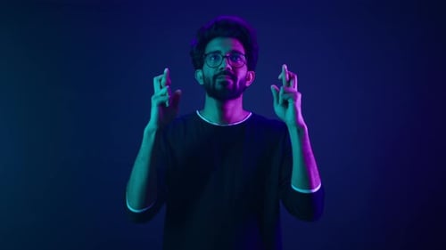 Indien Arabe Homme musulman Cyber Hacker Coder Gamer Demandez à Dieu de gagner de la chance en demandant à Beg Fortune