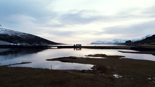 Drohnenaufnahmen eines der Fjorde Ostislands. 4k-Filmbewegungen