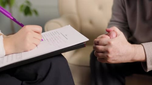 Une psychologue méconnaissable en gros plan enregistre des données dans un questionnaire