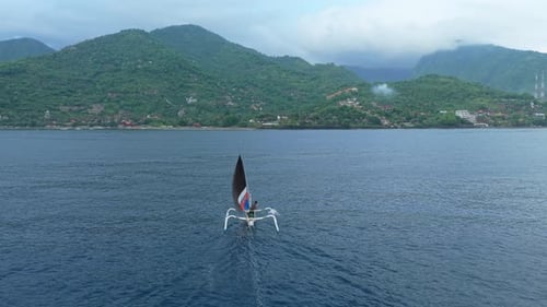 Barco tradicional balinés de pesca jukung navegando en Amed