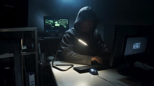 Un pirate informatique saisit du code informatique.