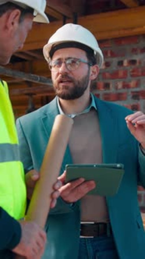 Sitio de construcción, arquitecto y charla con el equipo, tableta y revisión del proyecto para el desarrollo de edificios