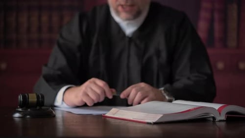 El juez señala y golpea un mazo de madera en el escritorio después de escuchar la atmósfera de la sala del tribunal que simboliza