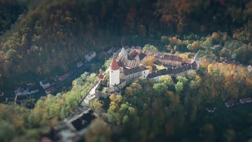 Вид с воздуха на замок Кривоклат в Чехии. Красивый средневековый замок, стоящий на холме