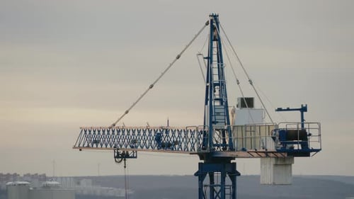 Drehbarer Turmdrehkranausleger auf einer Baustelle