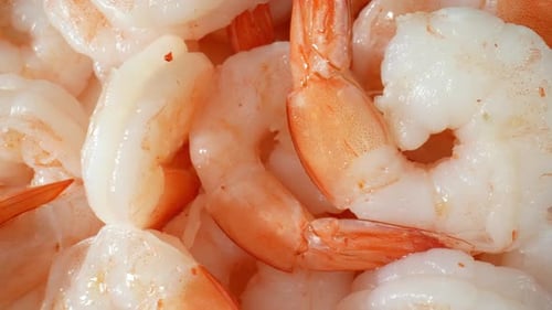 Cooked shrimp in 4K video.
