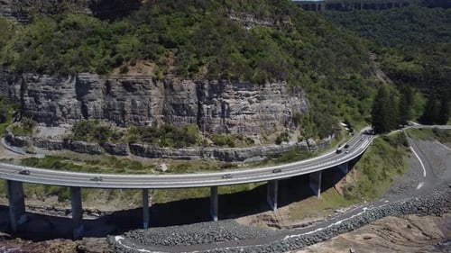 Flug über die Meeresklippenbrücke