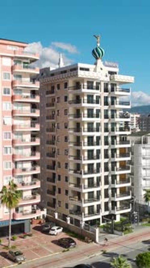Vista aérea de la costa mediterránea con casas de fachada blanca en construcción