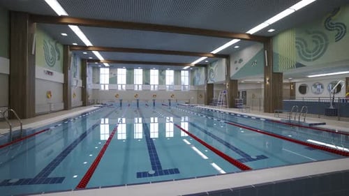 Professionelles Schwimmbad gefüllt mit transparentem Wasser
