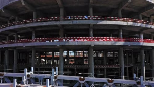 Cimentación de hormigón del estadio de la ciudad y estructuras metálicas