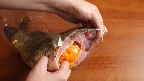 F25. Mit Karotten und Gemüse gefüllter Fisch backen. Fischgericht. Fisch in einer Hülle backen.