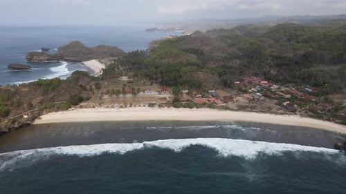 Schöne Luftaufnahme des Strandes von Klayar am Morgen, Pacitan, Indonesien