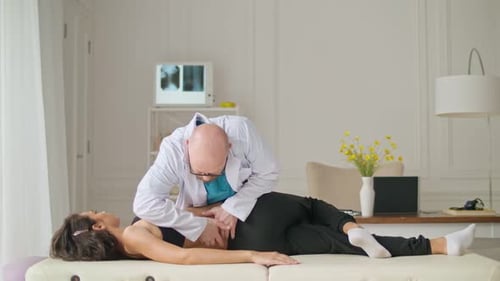 Der Physiotherapeut hilft bei der Linderung von Rückenschmerzen, Trauma-Patienten, die an einer chronischen Krankheit leiden, durch
