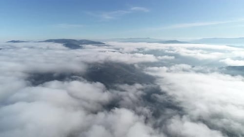 Fliegen in Sonnenaufgangswolken Die Wolken bewegen sich vor der Kamera, Luftaufnahme von Drohne