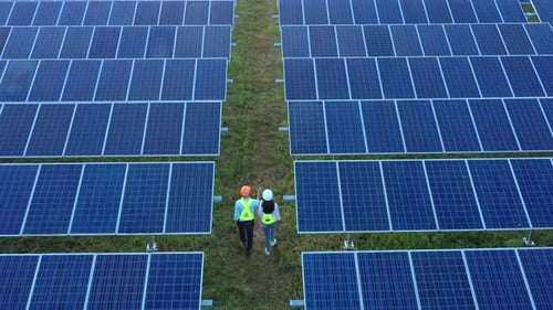 Luftbild Asiatischer junger Inspektor, Ingenieur, Mann und Frau, gehen zu Fuß, um das Solarpanel zu überprüfen