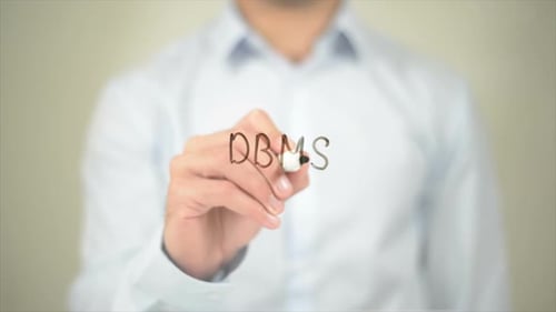 DBMS-Mann schreibt auf transparentem Bildschirm