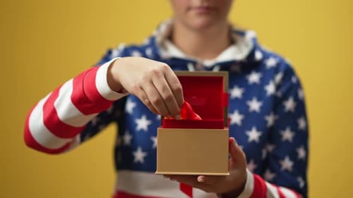 Jeune femme ouvrant une boîte-cadeau montrant Fidget Toy au Ralenti