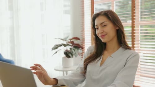 Les jeunes employés sont confiants et heureux de travailler avec succès.