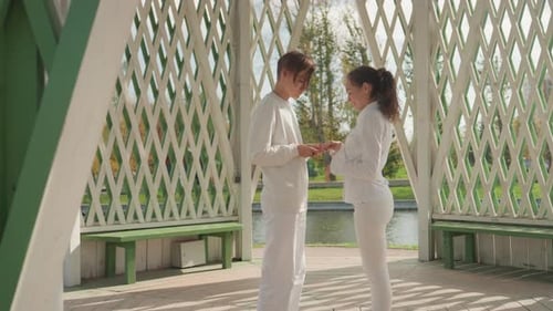 Intimer Hochzeitsaustausch im Freien: Paar schwört vor der friedlichen Hochzeitsszene am Park Lake