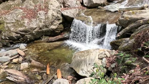 Água caindo das rochas e montanhas durante o dia no Vale do Sainj.