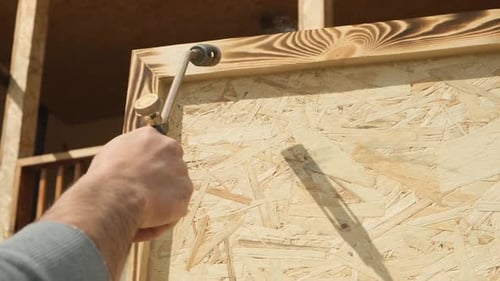 Gasfackel für Männer, die in der Hand gehalten werden, mit Flammen zum Verbrennen eines neu hergestellten Möbelstücks aus Holz, für