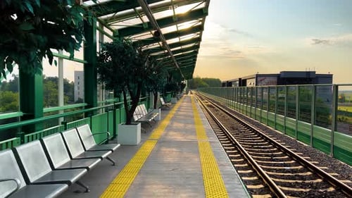 Leerer Bahnhof. Bahnhof am Morgen bei Sonnenaufgang.