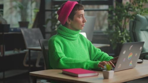 Jeune adulte énergique et actif, axé sur les adolescents, en tenue décontractée, se concentrant intensément sur son travail numérique