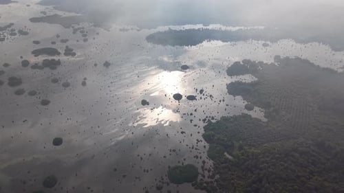 Luftaufnahme des ruhigen Sees mit Inseln