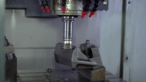 Automatisiertes CNC-Schleifen von Metallblöcken in die gewünschte Form mit scharfer Krümmung. Wird häufig in der Manufa verwendet