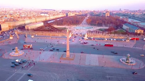 Voando pela Place de la Concorde com vista para o Museu do Louvre.