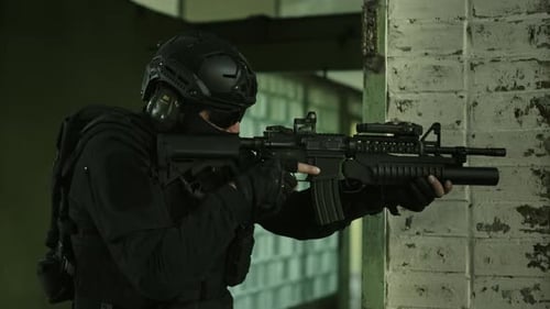 Ralentissement de l'opérateur des forces spéciales rechargeant un fusil d'assaut M4