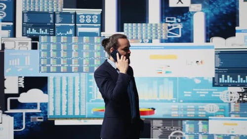Empresario profesional respondiendo a una llamada telefónica rodeado de métricas de KPI