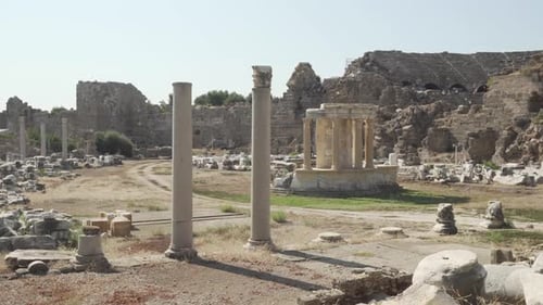 Impresionantes ruinas del ágora comercial de Side, Turquía
