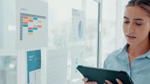 Tablette, finances et planification avec une femme d'affaires travaillant sur une stratégie