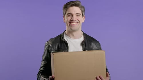 Aufgeregter Smiling Man Online-Shopping-Verbraucher erhielt Pappbestellung Paketbox Wunschkauf