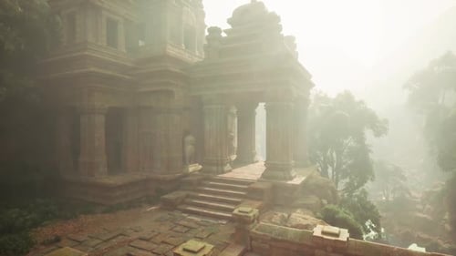 Ancien temple mystérieux caché dans les jungles du Myanmar illuminé par la brume
