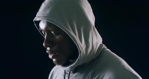 Ein athletischer junger Mann vor schwarzem Hintergrund