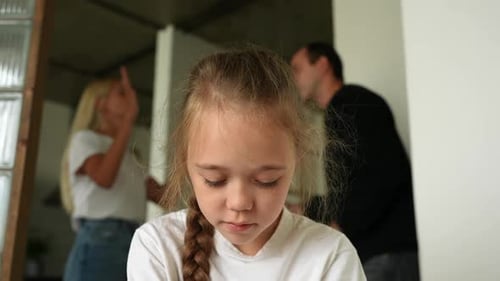 Rosto de perto de uma filhinha infeliz que sofre, olhando para baixo, estressada e deprimida por causa da família