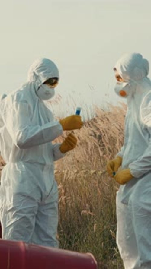 El equipo de Hazmat está llevando a cabo una investigación sobre posibles problemas de contaminación ambiental