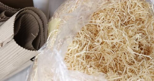 Materiales de embalaje en interiores, de cerca. La cámara se mueve hacia adelante