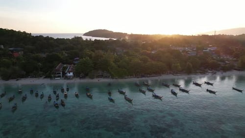 Images de bateaux touristiques à longue queue flottant sur la mer