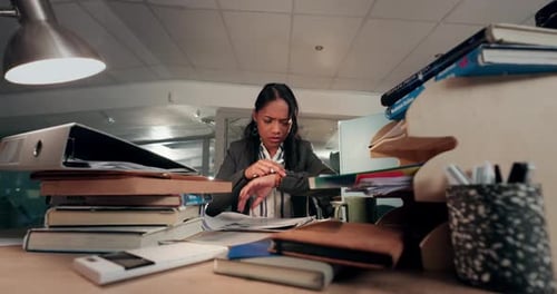 Корпоративный стартап: хаос, деловая женщина и стресс в офисе с многозадачным документооборотом