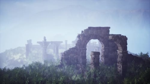 Citadelle en ruine perchée sur les hauteurs