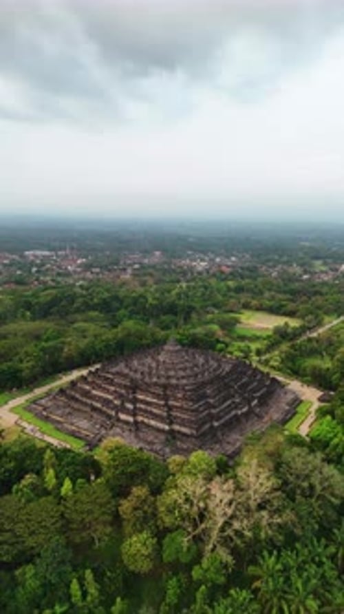 Vertikale Luftaufnahme zum Sonnenuntergang auf Borobudur, Zentral-Java
