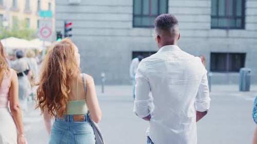 Grupo de amigos atravessando a passagem para pedestres