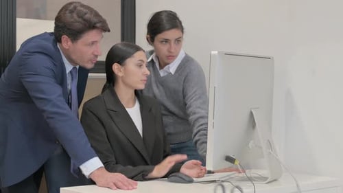 Empresária hispânica trabalhando no computador com colegas de equipe