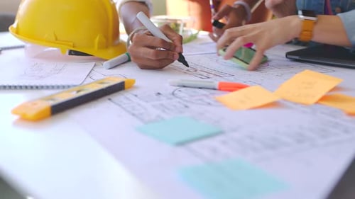 Hände, Entwurf und Architektur in Zusammenarbeit mit einem Ingenieur und einem Architekten