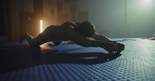Ein muskulöser Mann im Fitnessstudio trainiert aktiv und entwickelt Kraft und Geschwindigkeit