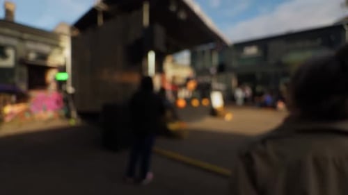 Un événement extérieur dynamique comprend une scène et une foule nombreuse dans un cadre urbain pendant la