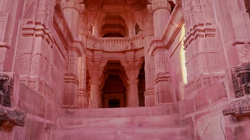 architecture d'un ancien temple hindou en pierre rouge sous un angle unique le jour